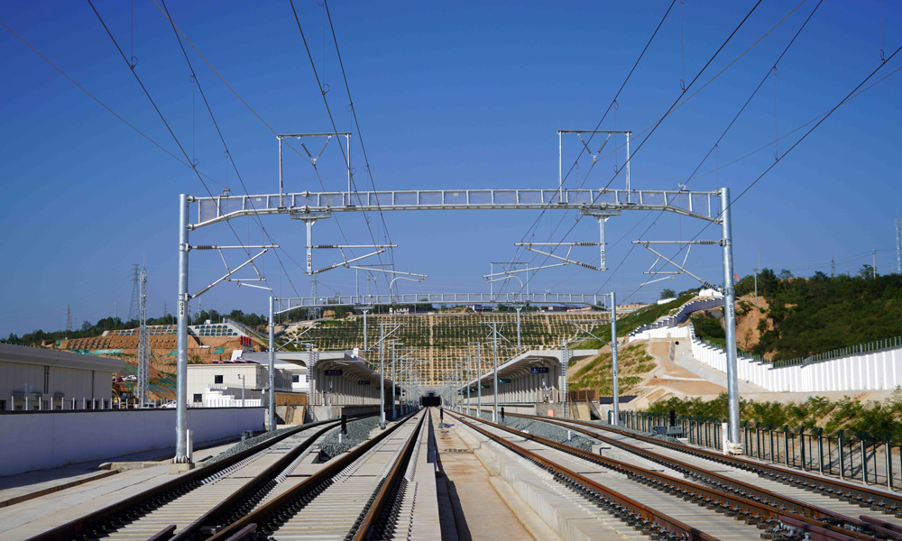 西延高鐵全長299.8公里，是陜北革命老區(qū)的首條高鐵，是“八縱八橫”高鐵網(wǎng)包（銀）海通道的重要組成部分。線路建成投入運營后，西安至延安的運行時間將從目前的2個半小時縮短至1小時左右，對深入推進(jìn)西部大開發(fā)戰(zhàn)略、助力革命老區(qū)鄉(xiāng)村振興、進(jìn)一步完善優(yōu)化國家高速鐵路網(wǎng)絡(luò)布局具有重要意義。