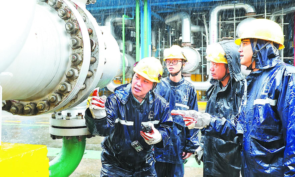 9月8日，今年第16號臺風“塔巴”在廣東臺山沿海登陸。受其影響，廣東、海南、廣西等部分地區(qū)迎來強降雨。中國石化旗下廣州石化、茂名石化、廣東石油、海南煉化、海南石油、廣西石油等企業(yè)全面落實防臺風防汛措施，加強重點區(qū)域和設備安全檢查，嚴格落實24小時應急值守制度，確保生產(chǎn)經(jīng)營和能源供應安全平穩(wěn)。圖為廣州石化煉油四部工作人員做好生產(chǎn)操作調(diào)整。