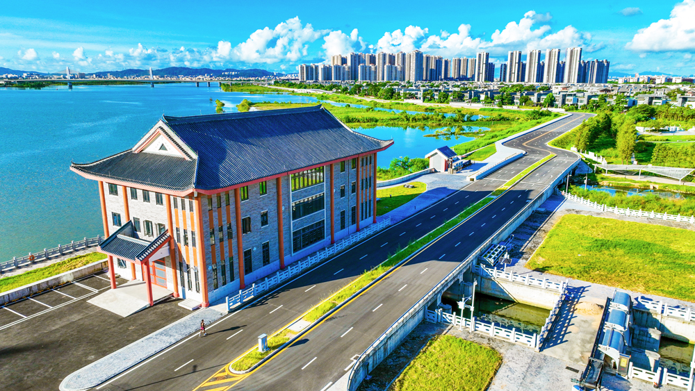 近日拍攝的廣東省珠海市海堤提升項目現(xiàn)場。