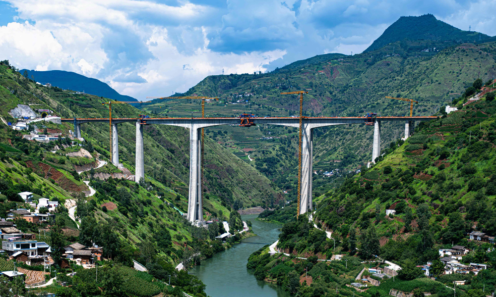 近日，中國(guó)中鐵旗下中鐵二局承建的渝昆高鐵重難點(diǎn)控制性工程——江底牛欄江特大橋全橋合龍。該橋位于云南省會(huì)澤縣與貴州省威寧彝族回族苗族自治縣交界處，全橋長(zhǎng)568.8米，剛構(gòu)連續(xù)梁主跨長(zhǎng)160米，主墩高122.5米。