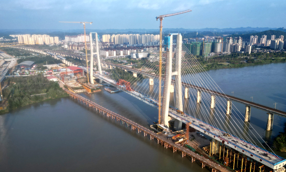 近日，中國鐵建所屬中鐵十七局承建的成達萬高鐵遂寧涪江特大橋主橋成功合龍，為成達萬高鐵后續軌道鋪架和按期通車奠定了堅實基礎。圖為遂寧涪江特大橋。