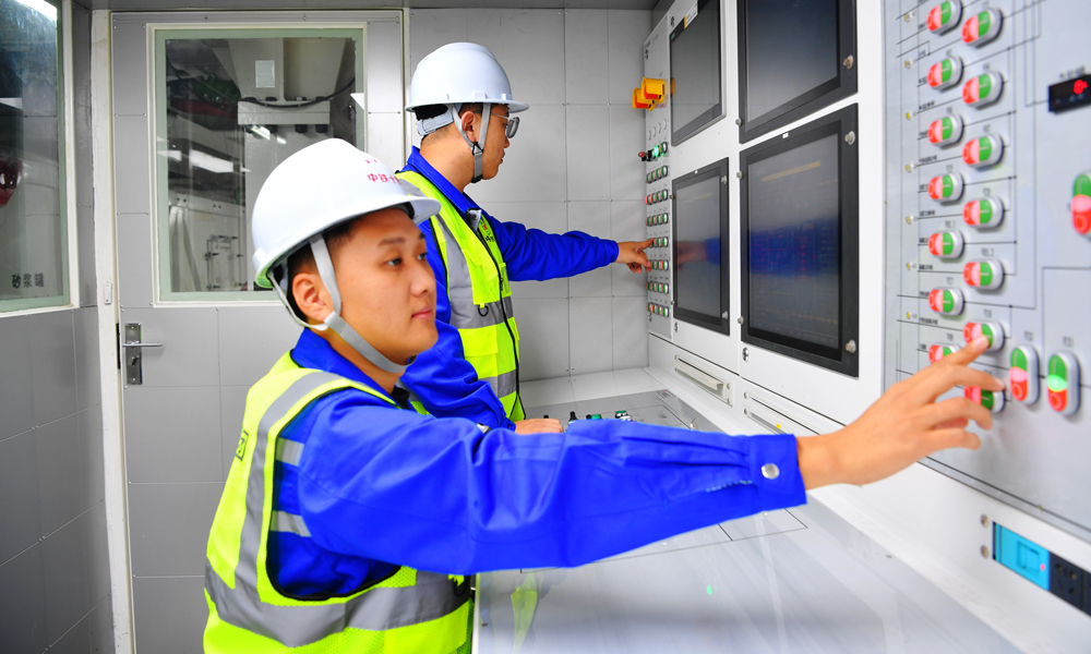 深汕高鐵為粵港澳大灣區重點交通工程，全長125.5公里，建成后將大幅縮短深圳與粵東、海西、長三角城市群的時空距離，為粵港澳大灣區發展注入新活力。對于加快構建沿海高速鐵路網絡，優化深圳樞紐對外鐵路通道具有重要作用。圖為中鐵十四局技術人員進行設備調試。