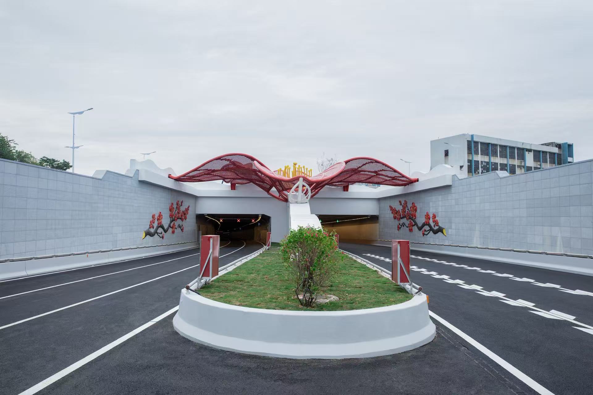 海珠灣隧道是廣南快速路的關(guān)鍵控制性工程，全長4.35公里，雙向6車道，設(shè)計(jì)時速60公里。其中盾構(gòu)段長2102米，最大開挖直徑達(dá)15.07米，以雙管盾構(gòu)隧道形式下穿三枝香水道、洛溪島、珠江瀝滘水道。圖為海珠灣隧道入口。