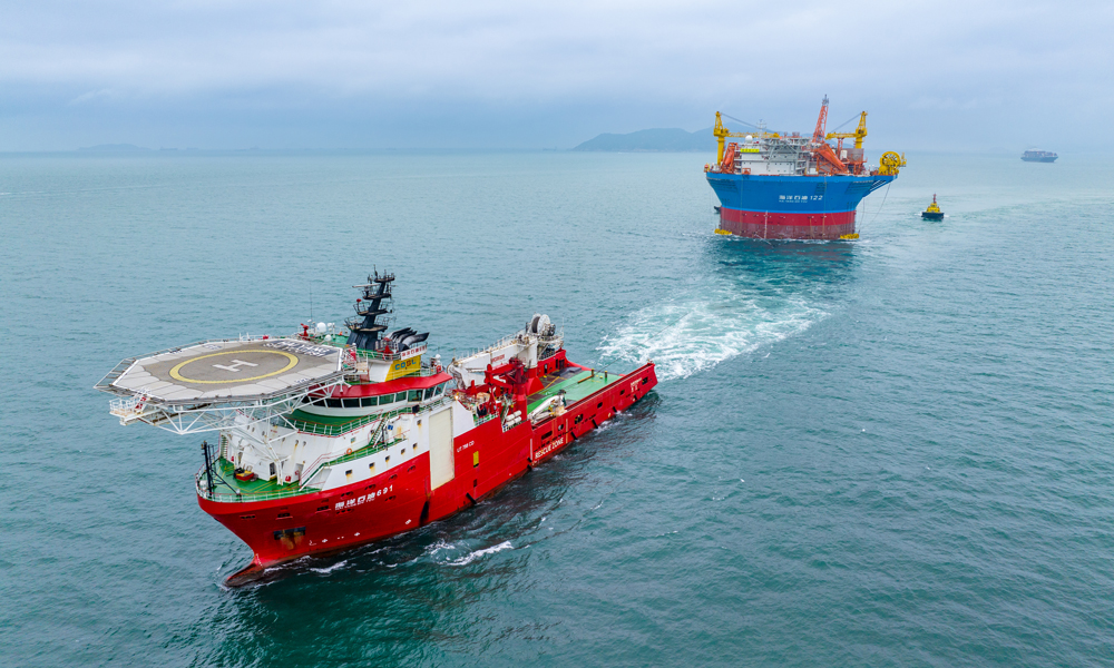 浮卸作業完成后，“海洋石油691”拖輪牽引著“海葵一號”前往施工海域。