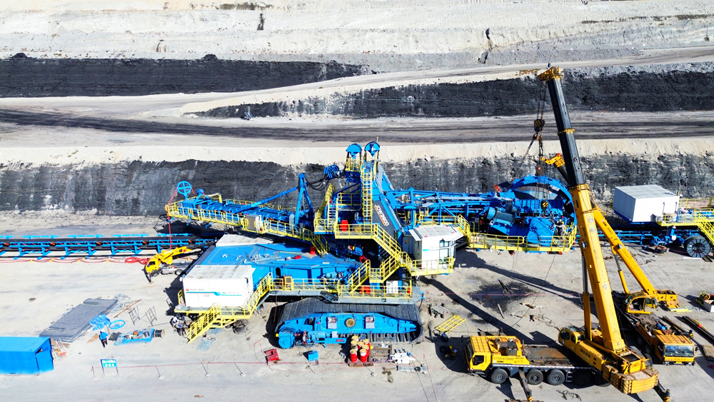 中國煤炭科工集團自主研發的斗齒切割軟巖破碎機理模型，精確預測輪斗挖掘機在開采過程中的切割阻力，確保輪斗挖掘機在嚴寒條件下依然保持高效開采。獨創斗齒排布設計方法，突破傳統理論局限，優化斗齒切割參數，使其在整個挖掘過程中始終保持最佳受力狀態。大幅降低了挖掘阻力，減少了斗齒磨損成本，填補了國內輪斗挖掘機鏟斗及斗齒設計的理論空白，為企業帶來更多效益。 