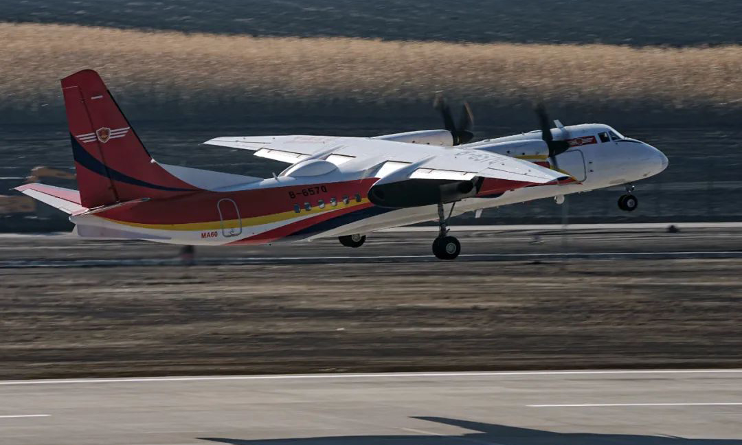 近日，航空工業(yè)集團兩架“新舟”60滅火機完成在東北林區(qū)的駐防任務。兩架飛機完成任務后由五大連池機場轉(zhuǎn)場，分別飛抵韶關(guān)、西昌，繼續(xù)執(zhí)行東南、西南林區(qū)駐防任務。