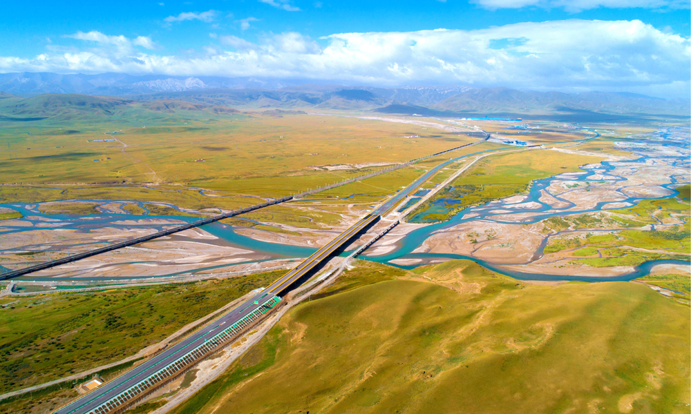 項目管段位于平均海拔3600米、年均氣溫不到0攝氏度的高海拔、高寒地帶。建設過程中，項目團隊積極克服高寒高海拔惡劣環境、新冠疫情影響、高原凍土施工等重重困難，超前規劃、科學組織，做到質量、進度和安全并重。同時，高度重視高原環境保護，堅持生態保護優先的工作方式方法，積極探索管段內水生生物資源、濕地、林場、耕地、草原的保護措施，努力將項目打造成綠色之路。