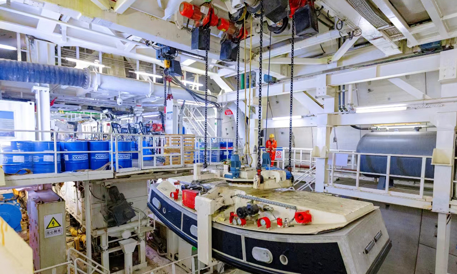 工程具有深基坑、淺覆土、大直徑、長距離、高風(fēng)險(xiǎn)等特點(diǎn)。中鐵十四局項(xiàng)目團(tuán)隊(duì)對盾構(gòu)機(jī)刀盤、沖刷系統(tǒng)等進(jìn)行了針對性升級(jí)和優(yōu)化，工效提升了20%，最高日進(jìn)尺18米，最高月進(jìn)尺332米，成型隧道不滲不漏，內(nèi)實(shí)外美。圖為隧道內(nèi)管片轉(zhuǎn)運(yùn)現(xiàn)場。