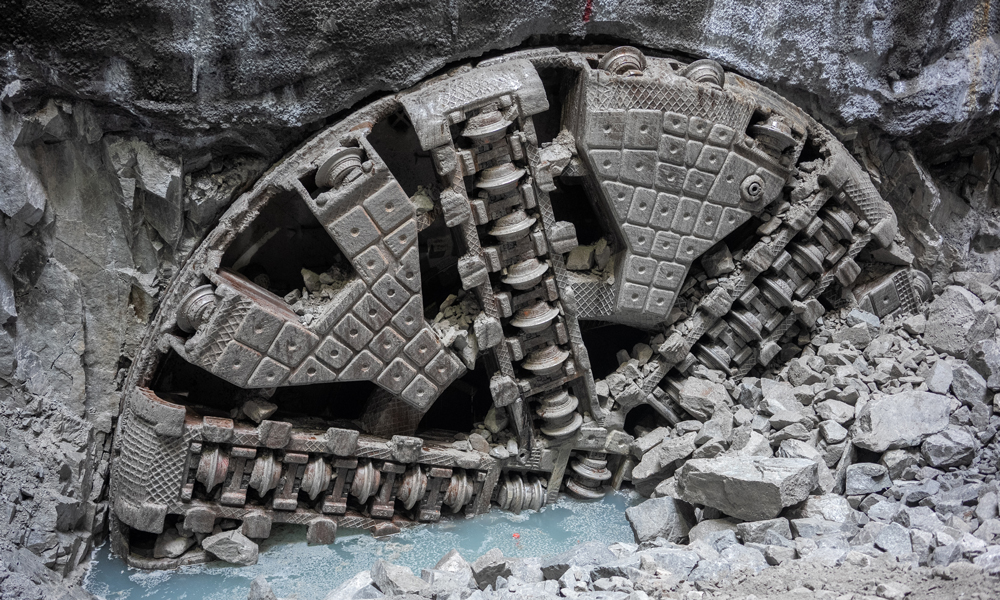 近日，隨著“深灣一號”盾構(gòu)機刀盤破土而出，順利抵達接收工作井，由中國鐵建所屬中鐵十四局承建的穗莞深城際鐵路深圳機場至前海段機固區(qū)間右線順利貫通，標(biāo)志著國內(nèi)城際鐵路最長海底盾構(gòu)隧道實現(xiàn)首線貫通。圖為貫通現(xiàn)場，“深灣一號”盾構(gòu)機刀盤破壁而出。