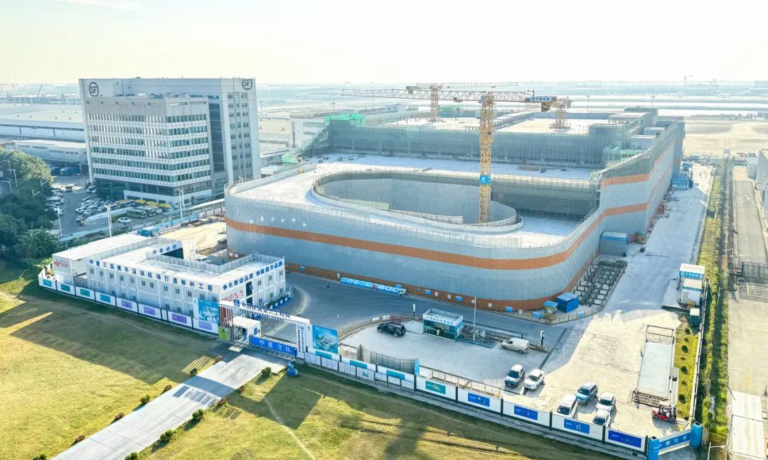 深圳機場東區國際快件一號貨站項目由中建三局承建，是深圳機場“十四五”規劃的重點物流設施。項目總建筑面積約為6.5萬平方米，致力于打造高效、綠色、安全、產業鏈協同發展的國內航空物流業標桿，該項目建設作為深圳機場提升服務品質，優化航線布局重要戰略的關鍵一環，建成后預計貨物吞吐量20萬噸每年，助力深圳機場提升現代化綜合承運能力。