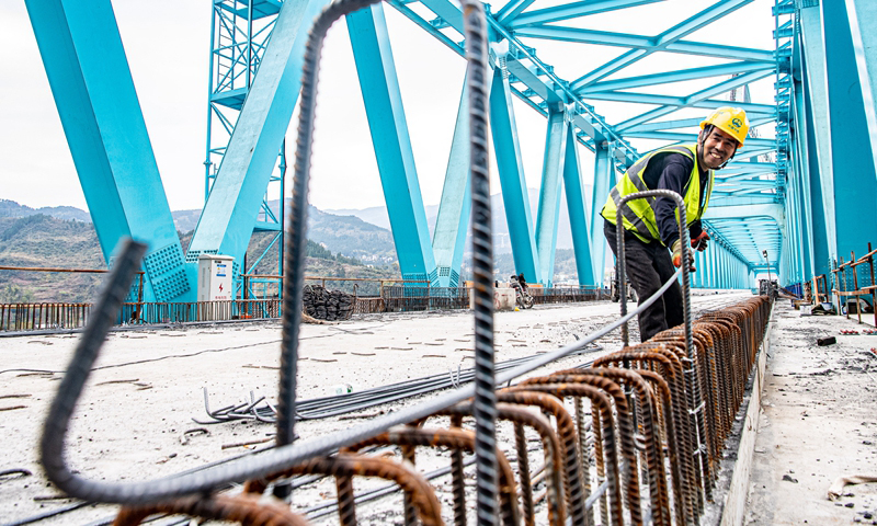 3月16日，工人在渝湘高鐵清水坪烏江特大橋建設(shè)現(xiàn)場施工作業(yè)。新華社記者 唐奕 攝