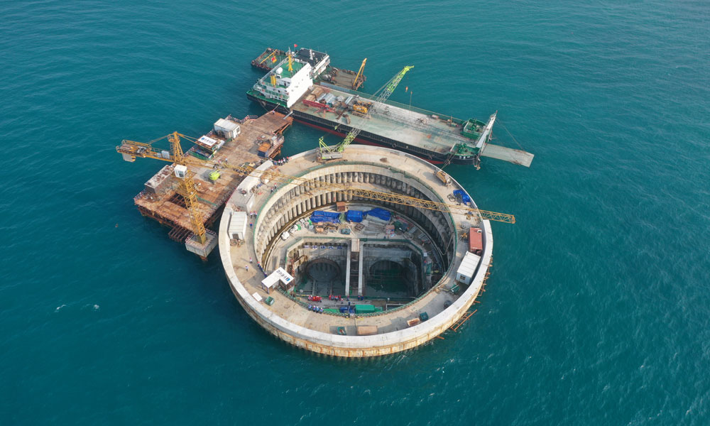 中國華能昌江核電二期工程項目首臺盾構機從海上轉換井破壁而出，標志著該項目首條陸域排水隧洞順利貫通，排水工程取得關鍵性突破。中國華能昌江公司聯合各參建單位多次組織專家會對方案進行優化，嚴格控制盾構掘進參數，加強過程巡查和監控測量，確保盾構機全過程平穩推進。