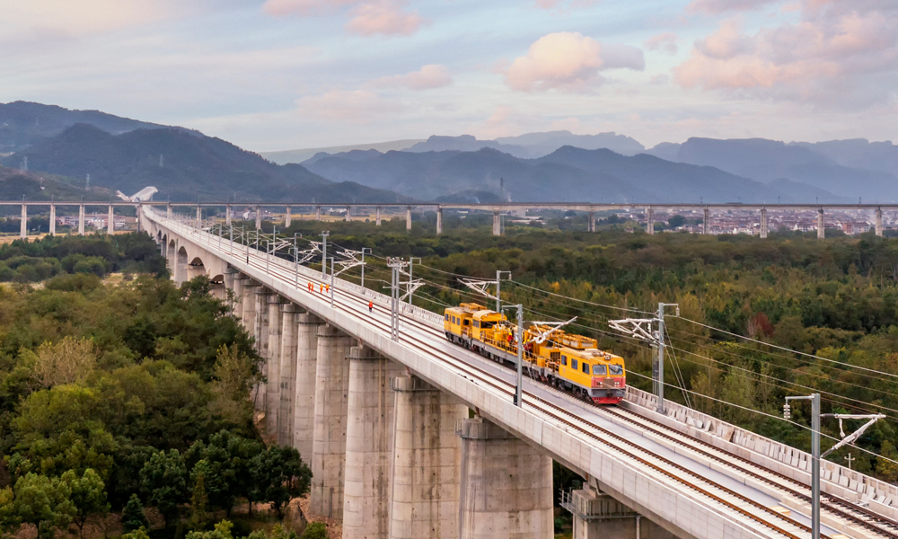 4月21日，中國中鐵旗下中鐵電氣化局參建的杭溫高鐵接觸網工程全線貫通，為下一步全線送電和聯調聯試奠定了基礎。杭溫高鐵北起杭州市桐廬東站，止于溫州市溫州北站，新建正線長度260公里，設計時速350公里。
