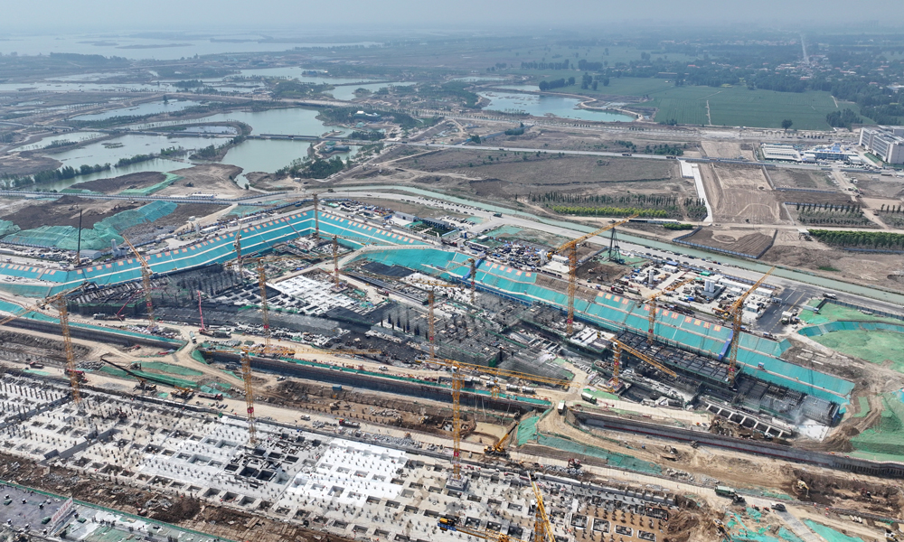 雄忻高鐵是我國“八縱八橫”高速鐵路網(wǎng)京昆通道的重要組成部分，線路東起京雄城際鐵路雄安站，西至大西高鐵忻州西站，正線全長342公里，設計時速350公里。圖為雄忻高鐵雄安地下段及相關配套工程四標段建設現(xiàn)場。