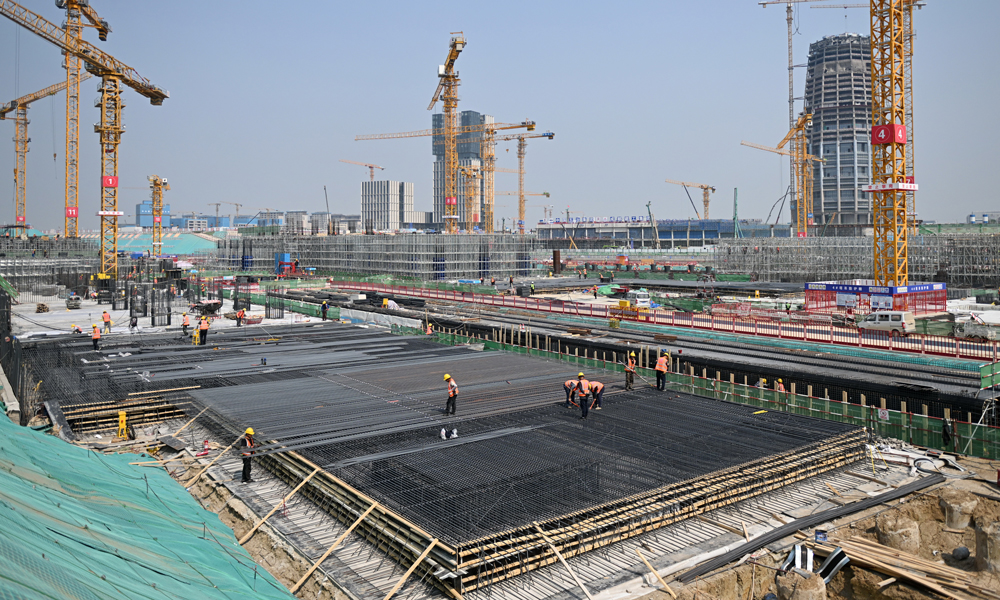 中國建筑工作人員在雄忻高鐵雄安地下段及相關配套工程四標段建設現(xiàn)場作業(yè)。