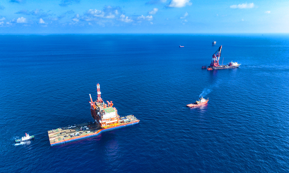 7月17日，中國(guó)海油發(fā)布消息，由我國(guó)自主設(shè)計(jì)建造的總重約3萬(wàn)噸的西江30-2B平臺(tái)，在珠江口盆地水深近百米的西江油田安裝就位，標(biāo)志著我國(guó)海洋油氣裝備自主建造安裝能力取得重要突破。西江30-2B平臺(tái)是一座集鉆井、生產(chǎn)、生活于一體的8腿12裙樁固定式油氣鉆采平臺(tái)，總高度約198米，相當(dāng)于70層民住宅的高度，總重量約3萬(wàn)噸，所用鋼材重量超過(guò)2座廣州塔的鋼結(jié)構(gòu)總重，投影面積相當(dāng)于10個(gè)標(biāo)準(zhǔn)籃球場(chǎng)大小。