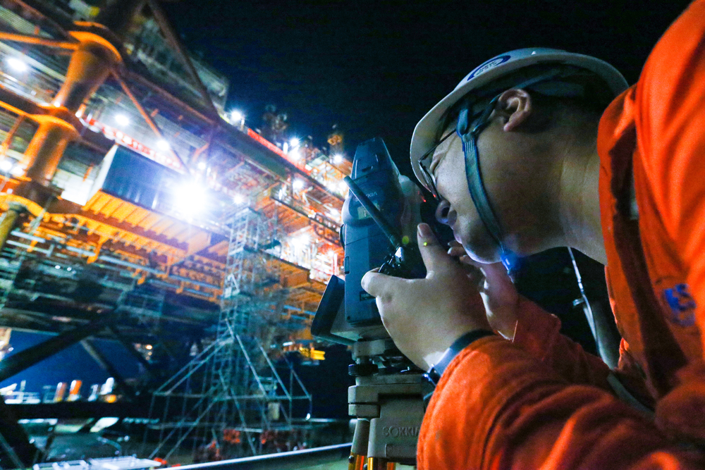 據(jù)了解，西江油田距深圳東南150公里至175公里，投產(chǎn)30年來(lái)累計(jì)生產(chǎn)原油超過(guò)1億立方米。西江30-2B平臺(tái)是該油田第7座海上生產(chǎn)設(shè)施，正式投用后將推動(dòng)油田年產(chǎn)量突破300萬(wàn)噸，為粵港澳大灣區(qū)能源供應(yīng)注入新動(dòng)力。圖為工作人員在西江30-2B平臺(tái)安裝現(xiàn)場(chǎng)作業(yè)。