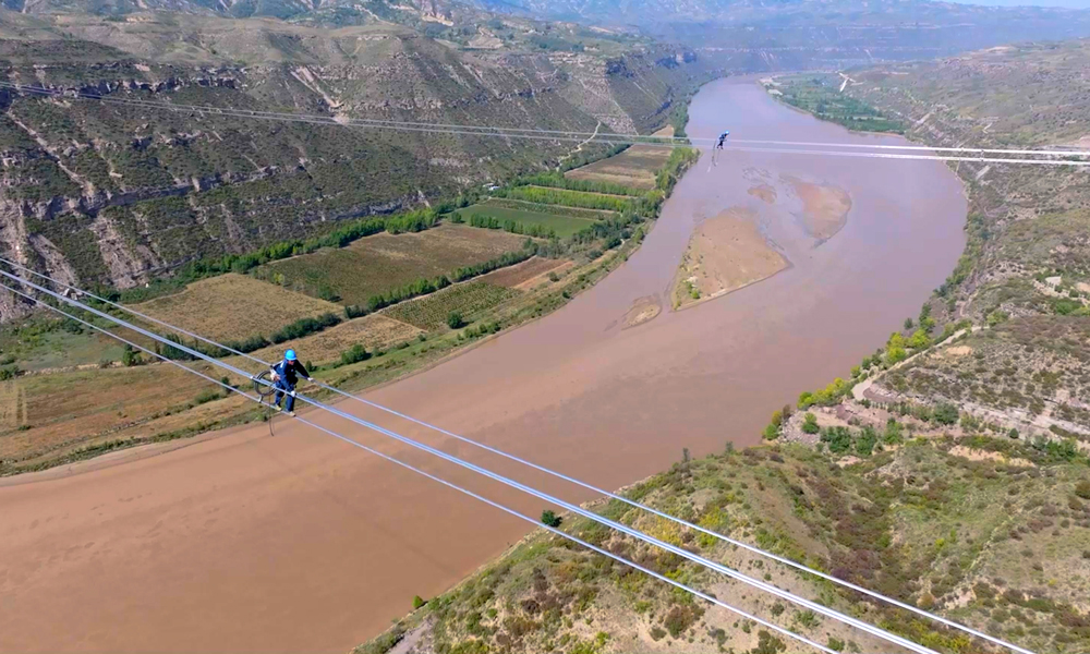 近日，隴東至山東±800千伏特高壓直流輸電線路工程（陜西段）完成跨越黃河架線施工，拿下線路施工架設(shè)關(guān)鍵一役。隴東至山東特高壓直流輸電線路全長926千米，起于甘肅慶陽市，途經(jīng)甘肅、山西、陜西、河北、山東五省，落點(diǎn)山東泰安市。