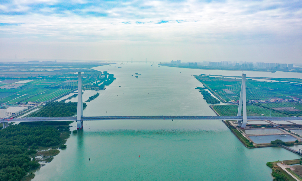 南中高速建成通車后，與深中通道形成Y型路網(wǎng)，北接南沙及粵北地區(qū)，西接中山、江門，向東快速連接深圳、香港，將粵港澳大灣區(qū)東西連為一體，對促進區(qū)域一體化發(fā)展、帶動粵港澳大灣區(qū)全面發(fā)展具有重要意義。