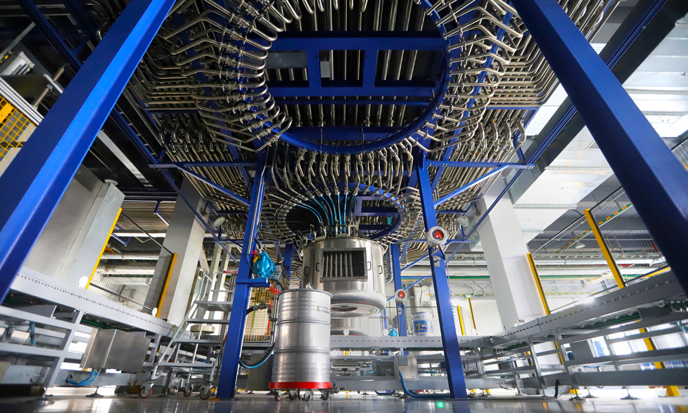 相較于傳統(tǒng)涂料工廠生產(chǎn)模式，這座裝上“智慧大腦”的數(shù)字化工廠可將生產(chǎn)效率提升2倍以上。近年來，工廠項(xiàng)目人員開展技術(shù)攻關(guān)，大幅提高了防腐涂料的生產(chǎn)質(zhì)效，在線接單、給出最優(yōu)排產(chǎn)方案、生產(chǎn)線全流程自動(dòng)化運(yùn)行、自動(dòng)灌裝、智能調(diào)色……該智能工廠依托中國(guó)海油自主研發(fā)的生產(chǎn)管理數(shù)字化平臺(tái)打造了將智能排程系統(tǒng)，應(yīng)用于流程性生產(chǎn)制造的示范場(chǎng)景。圖為防腐涂料智能工廠柔性線。朱國(guó)利 攝