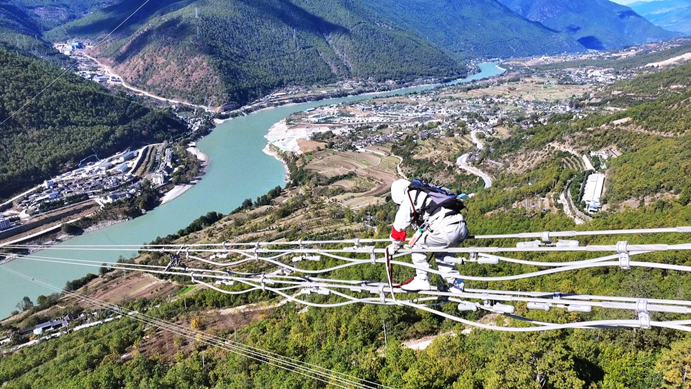 南方電網(wǎng)云南麗江供電局采用帶電作業(yè)的方式，跨越金沙江對500千伏建太甲線進行缺陷處理，為電網(wǎng)迎峰度冬保供電提供有力保障，有效保障居民溫暖過冬。