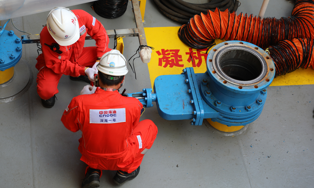 此前，“深海一號”能源站順利完成投產(chǎn)以來首次凝析油艙清艙檢測作業(yè)，檢測結(jié)果表明艙室運行狀態(tài)良好，能源站設(shè)計契合深海油氣開發(fā)實際需求，充分驗證了我國首創(chuàng)的深水半潛式儲卸油生產(chǎn)平臺設(shè)計的可靠性和先進性。圖為“深海一號”現(xiàn)場作業(yè)人員打開凝析油艙移動泵接入管線閘閥。周宇 攝