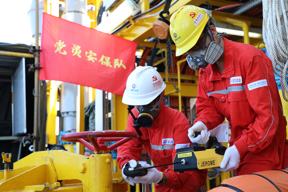 作為全球首座10萬噸級深水半潛式生產(chǎn)儲油平臺，“深海一號”能源站4個立柱內(nèi)分別布設(shè)有單艙容量達5000立方米的凝析油艙，可用于安全儲存深海天然氣開采過程中分離產(chǎn)生的凝析油，是“深海一號”3項世界級創(chuàng)新技術(shù)之一。圖為“深海一號”現(xiàn)場作業(yè)人員在開艙前對艙內(nèi)氣體進行檢測，確保具備安全作業(yè)條件后再安排人員進艙。周宇 攝