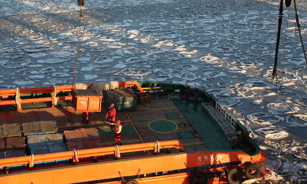 破冰結束后吊裝抗冰保產物資。
