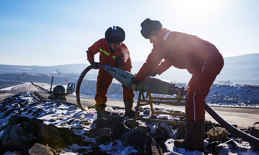 準(zhǔn)能集團(tuán)哈爾烏素露天煤礦積極落實(shí)各項(xiàng)冬季安全生產(chǎn)措施，提前謀劃實(shí)施架“橋”移“站”、加減電纜、走鏟走鉆等工作，保障礦山供電穩(wěn)定可靠。圖為供電隊(duì)運(yùn)行電工對接電纜耦合器。