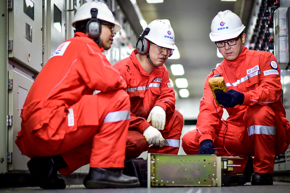近日，渤海油田渤南油田群一線工作人員開展電氣設備檢修作業。