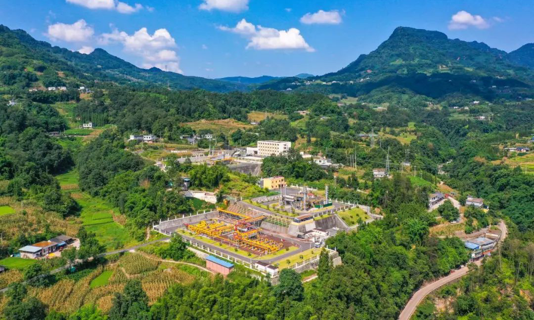 作為西南地區最大的天然氣供應企業，西南油氣田承擔著為川渝地區千余家大中型工業用戶、1萬余家公用事業用戶以及2500余萬家居民用戶供氣的重要任務。截至12月26日，西南油氣田今冬明春天然氣保供期間累計供應天然氣量較去年同比增加11.4%，創歷史新高。該公司加快新井提速提效，積極老井措施挖潛，高效推進重點工程建設，全力夯實保供資源基礎，日均天然氣產量較去年同比增加超1500萬立方米。同時，該公司加強儲氣庫調峰能力，儲氣庫采氣量較去年同比增加27%。