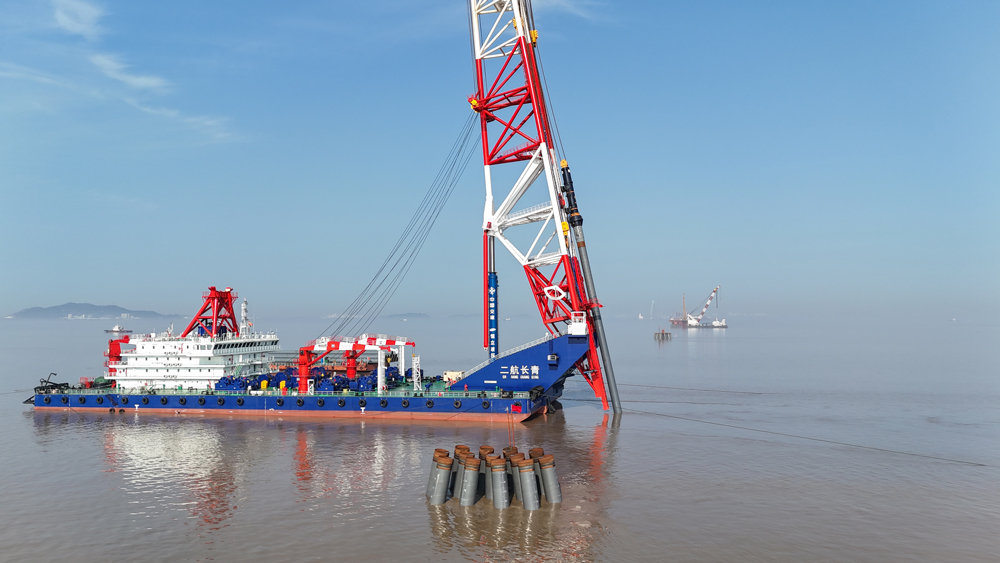 “二航長青”打樁船是目前世界上樁架最高、吊樁能力最大、施打樁長最長、抗風浪能力最強的打樁船，可打最大樁重700噸、直徑7米的樁基。打樁船的“心臟”——直徑近2米，總長28米、重達385噸的主油缸由中交二航局牽頭研發，重量、直徑、長度均為全球第一，額定推力達5000噸，相當于一次性可舉起1000頭重5噸的非洲象。