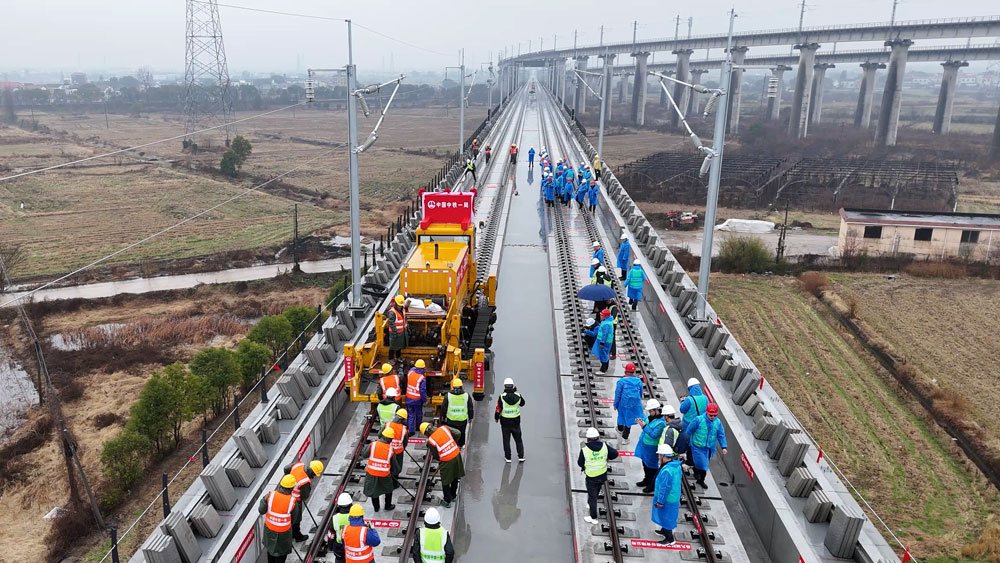 2月15日，在撫河特大橋接軌點，中鐵一局參建的昌九高鐵南昌東站至何家線路所先行開通段鋪軌貫通，南昌東站正式接入京港高鐵昌贛段、杭昌高鐵與京港高鐵實現快速互聯互通。昌九高鐵線路全長138公里，設計時速350公里，本次先行開通段全長21.177公里。未來線路開通后，杭昌線開往港深方向的列車無需繞行南昌南站，可直接經南昌東站快速往返。
