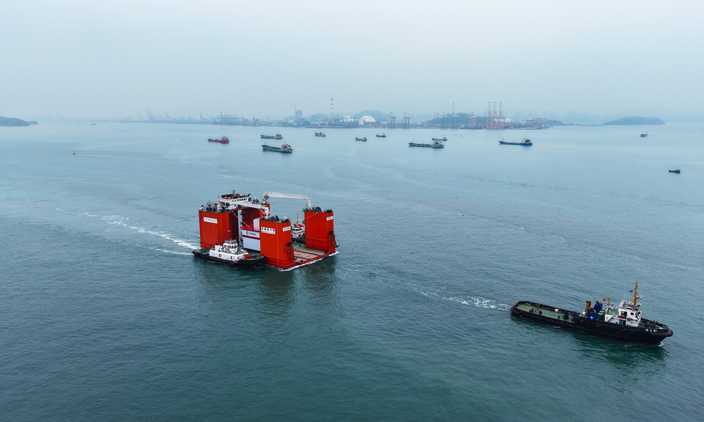 本次出運的裝配式墩臺為劉五店航道東側(cè)非通航孔橋墩臺，長18米、寬13.8米、高13.4米，重約3000噸，在中交集團(tuán)一航局墩臺預(yù)制廠生產(chǎn)，由中交集團(tuán)二航局“二航卓越”執(zhí)行吊裝。?