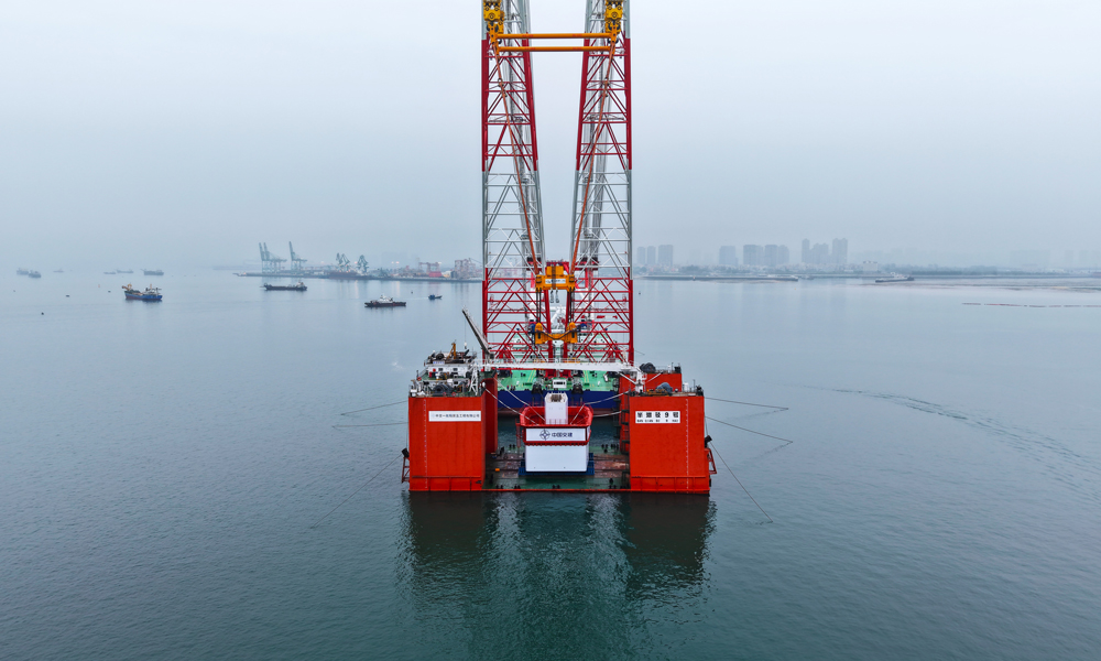 作為橋梁承重結(jié)構(gòu)，墩臺是支撐橋梁重量的關(guān)鍵部位，直接影響大橋的穩(wěn)定性和安全性。“第一墩”的成功落定，標(biāo)志著海上主線橋梁進(jìn)入裝配化施工新階段，開啟項目建設(shè)“陸海協(xié)同、智能拼裝”的快速實施模式。