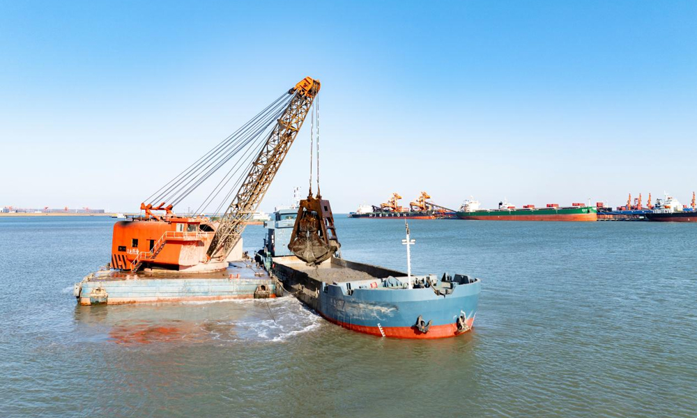 近日，國家能源集團項目建設現場一片繁忙景象：川西高原，世界第一高壩壩體日漸升高；渤海海畔，五期港口建設有序推進；長江北岸，電廠鋼架安裝全面鋪開。鏡頭掃過安全帽上的春雨，掠過青青草地上的露珠……國家能源集團工作人員在蓬勃的春意中，向著更燦爛的明天進發。圖為港口公司黃驊港務煤炭五期工程項目建設現場。梁雪冰 攝