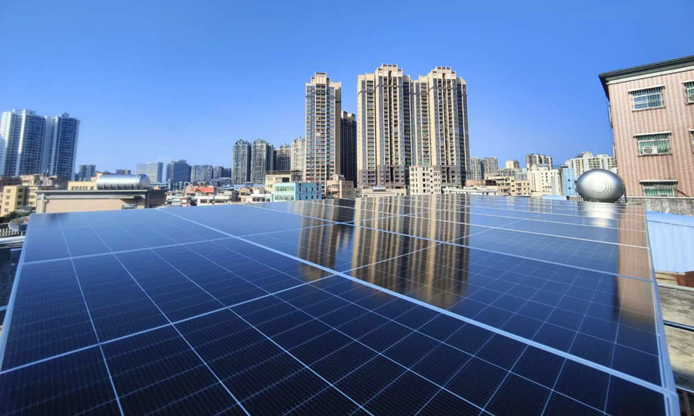 近日，中國建筑旗下中建六局承建的廣東惠州惠陽區分布式光伏項目一批施工點位并網成功?；蓐枀^光伏資源存量盤活項目共涉及219家單位537個施工點位，擬利用惠陽區21.81萬平方米存量屋頂資源，打造15.25萬平方米光伏發電站。這種“自發自用、余電上網”模式，達到了單位用電優先，富余電力反哺公共電網的效果，有效減少了碳排放。