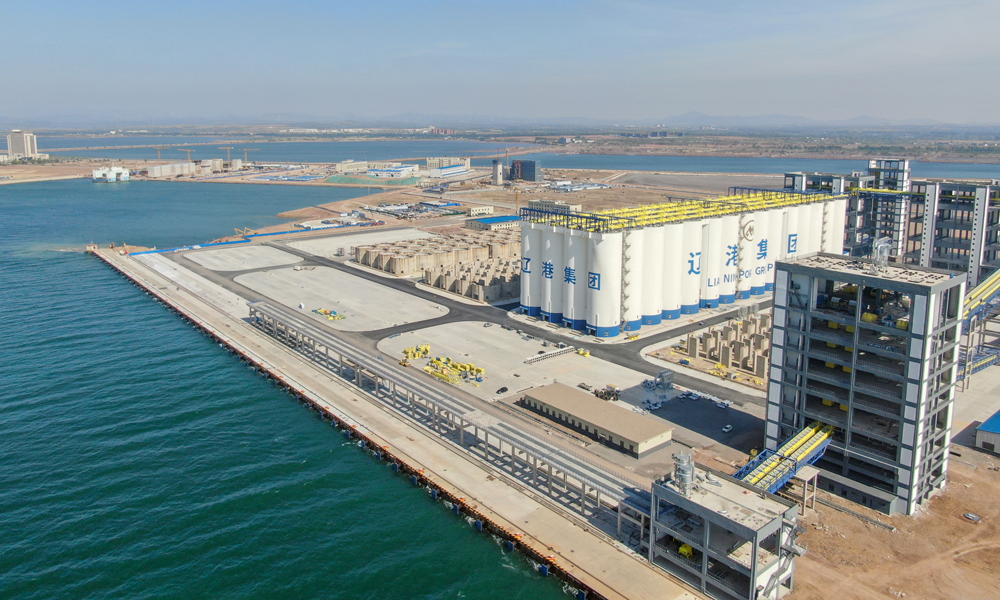 近日，招商局集團旗下大連太平灣合作創新區各項目施工現場熱火朝天。在助力東北振興的大背景下，招商局集團以此為平臺，深化與遼寧的合作，不斷打造新項目、新模式、新平臺。圖為太平灣糧油供應鏈產業園散糧碼頭施工現場。