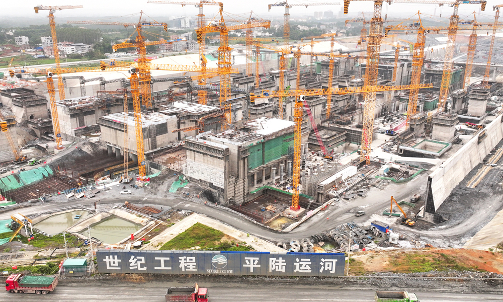 企石樞紐是平陸運(yùn)河第二梯級(jí)樞紐，堪稱全線施工難度最大、結(jié)構(gòu)形式最復(fù)雜的樞紐工程。此次上下閘首混凝土結(jié)構(gòu)物的封頂意義重大，意味著企石樞紐船閘人字門等金屬結(jié)構(gòu)具備安裝條件，為加快推進(jìn)船閘主體全面完工筑牢了堅(jiān)實(shí)根基，是平陸運(yùn)河建設(shè)進(jìn)程中的一個(gè)重要里程碑。