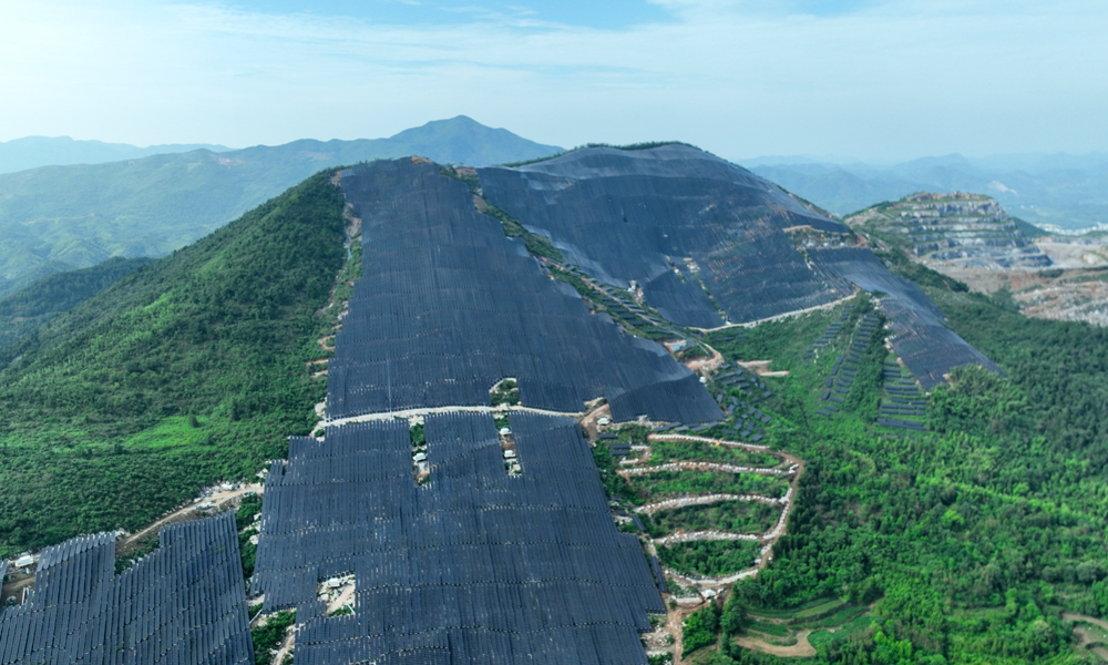 光伏柔性支架是一種大跨度空間結構技術，具有大跨度、高凈空、低成本、環境友好等技術優勢，能夠有效提升土地綜合利用效率，適用于山地光伏、農光互補等復雜地形場景。