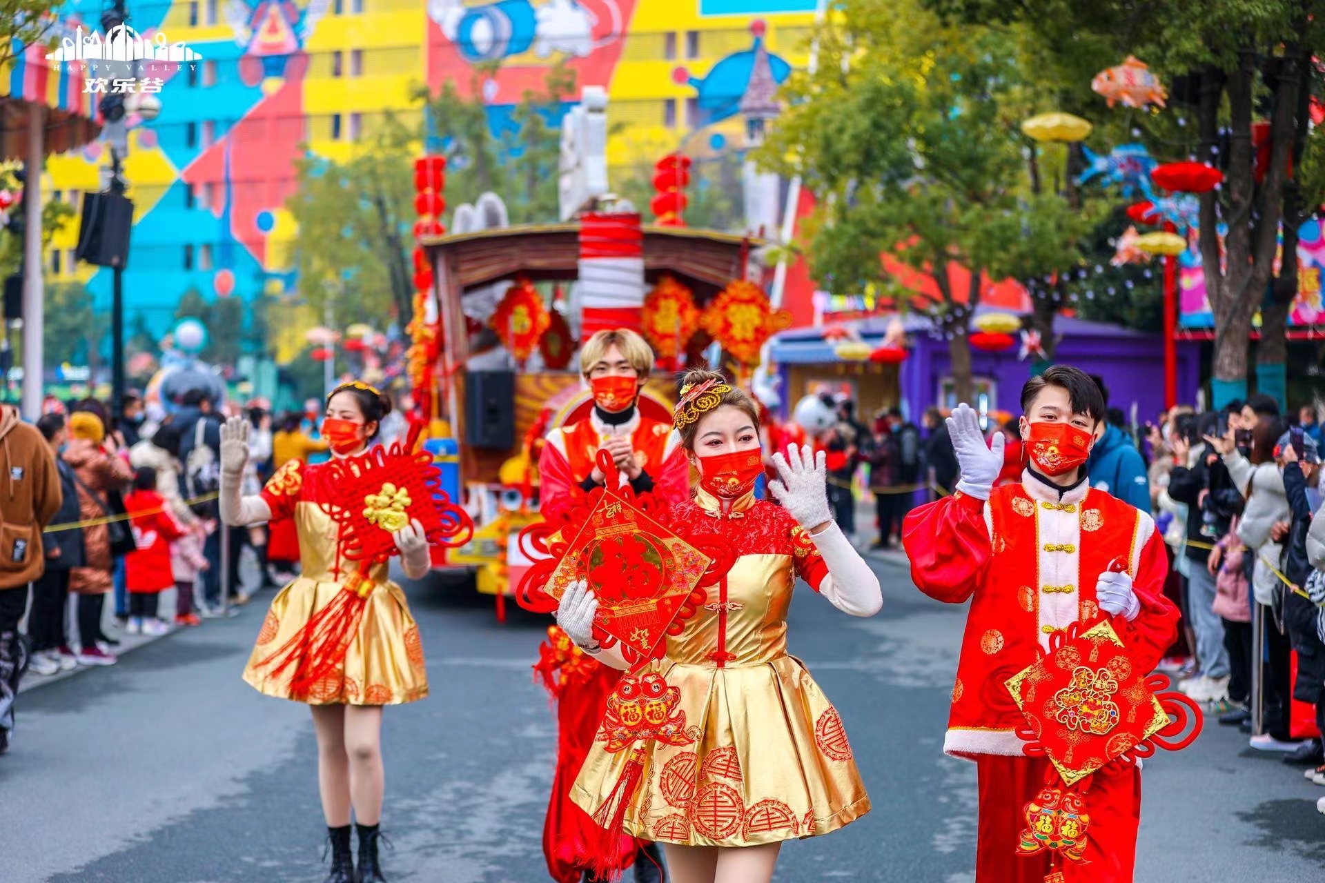 武漢歡樂谷超精彩巡游演出嗨翻新春.jpg 武漢歡樂谷超精彩巡游演出嗨翻新春.jpg