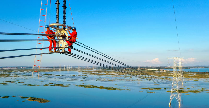 國(guó)網(wǎng)江西送變電公司施工人員在武漢—南昌特高壓線路工程施工現(xiàn)場(chǎng)進(jìn)行附件安裝緊固作業(yè)。.jpg 國(guó)網(wǎng)江西送變電公司施工人員在武漢—南昌特高壓線路工程施工現(xiàn)場(chǎng)進(jìn)行附件安裝緊固作業(yè)。.jpg