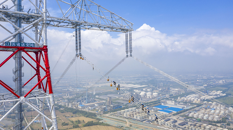 國(guó)網(wǎng)江蘇電力員工在鳳城至梅里長(zhǎng)江大跨越工程跨江架線上安裝間隔棒。.jpg 國(guó)網(wǎng)江蘇電力員工在鳳城至梅里長(zhǎng)江大跨越工程跨江架線上安裝間隔棒。.jpg