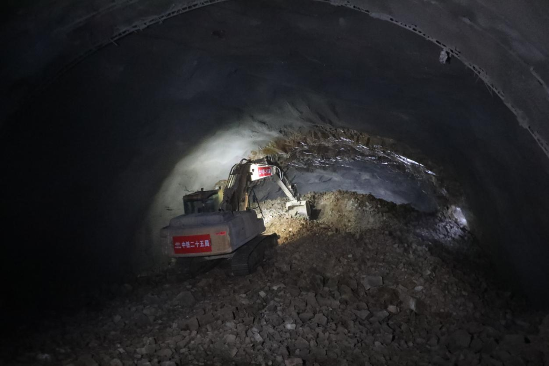 隧道掌子面貫通施工現(xiàn)場(chǎng).png 隧道掌子面貫通施工現(xiàn)場(chǎng).png