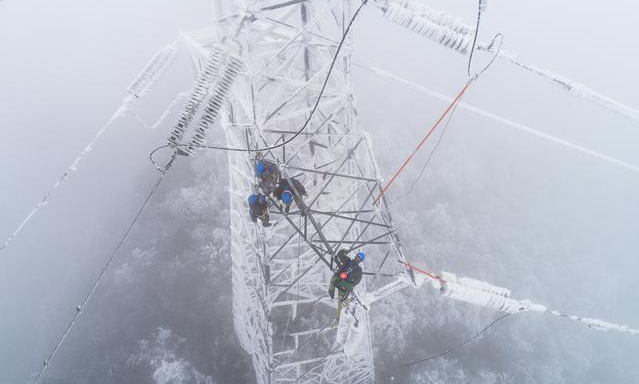 圖為2月12日，國網武漢市黃陂區供電公司工作人員在進行搶修作業。（新華社記者 肖藝九 攝）