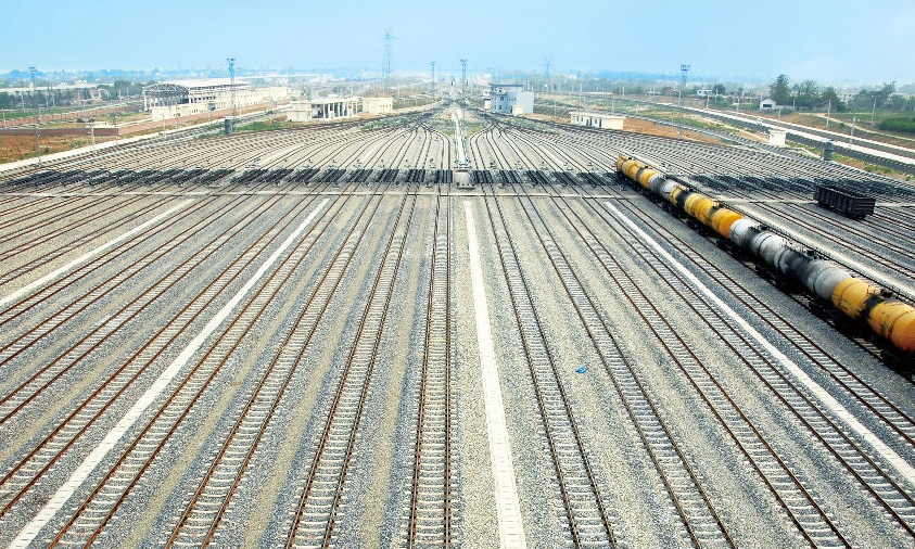 中國通號世界首創(chuàng)、擁有完全自主知識產(chǎn)權(quán)的編組站自動化系統(tǒng)（CIPS），實現(xiàn)貨運車站調(diào)車和編組作業(yè)智能化、自動化，助力我國鐵路貨運效率達到全球最高水平。目前該系統(tǒng)已應用于亞洲最大編組站——鄭州北站以及成都北、貴陽南、武漢北等大型貨運車站，市場占有率達60%以上。