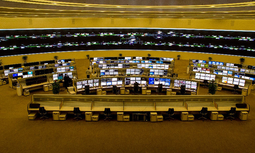 鐵路綜合智能運行維護管理系統(tǒng)使高鐵運維自動化，該系統(tǒng)用于中國通號全部在軌運用系統(tǒng)裝備的在線安全保障和維護，實現(xiàn)了對高鐵、城際、城市軌道交通等在軌設(shè)備的實時狀態(tài)監(jiān)督、故障預警、故障定位、故障再現(xiàn)和自動遠程診斷，處于世界領(lǐng)先水平。綜合運輸調(diào)度指揮系統(tǒng)打造統(tǒng)一的運輸調(diào)度集成信息平臺，打破了國內(nèi)按專業(yè)各自為政的建設(shè)模式，使營銷與運輸計劃，運輸計劃與調(diào)度指揮，運輸生產(chǎn)與施工、設(shè)備維護緊密結(jié)合，實現(xiàn)信息閉環(huán)。該系統(tǒng)已應用于海外首條全中國標準的蒙內(nèi)鐵路。圖為中國通號打造的中國鐵路總公司調(diào)度指揮中心。