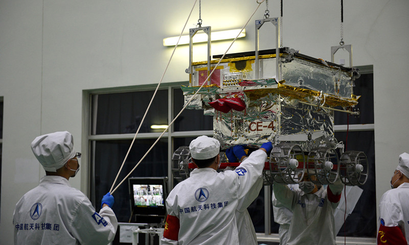 圖為工作人員操作玉兔二號巡視器，準備做試驗。