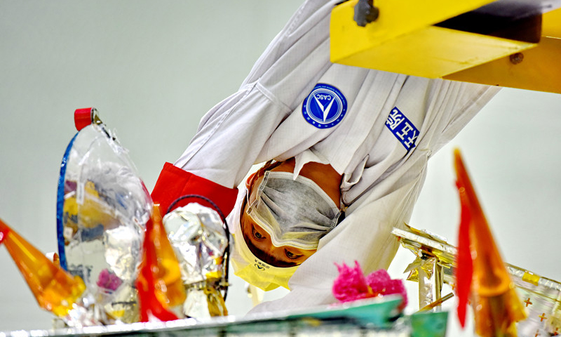 圖為操作人員檢查探測器設備狀態。