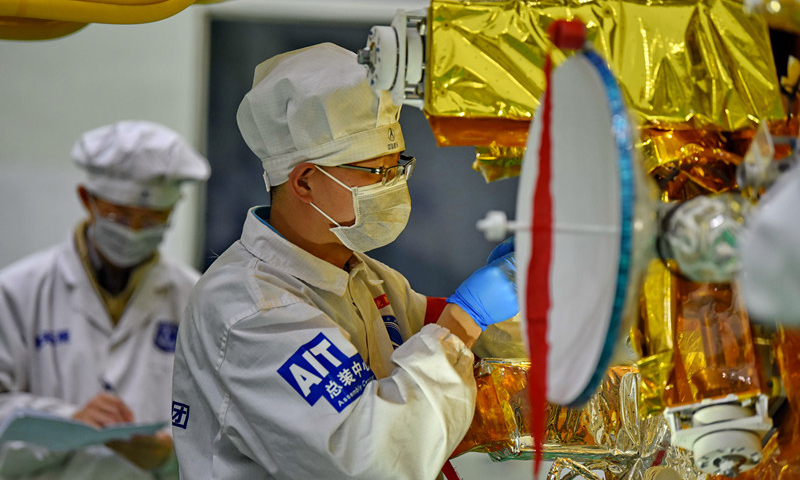 圖為操作人員進行探測器電連接器插接操作。